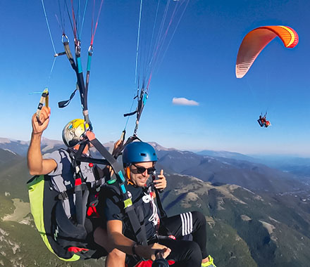 Volo di coppia in parapendio nei cieli di Norma